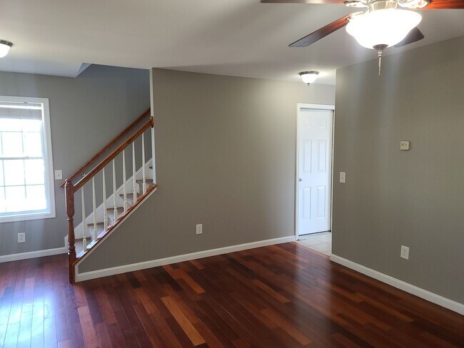 Building Photo - 3 Bedroom 2 1/2 bath end unit Townhome for Rent in Waynesboro