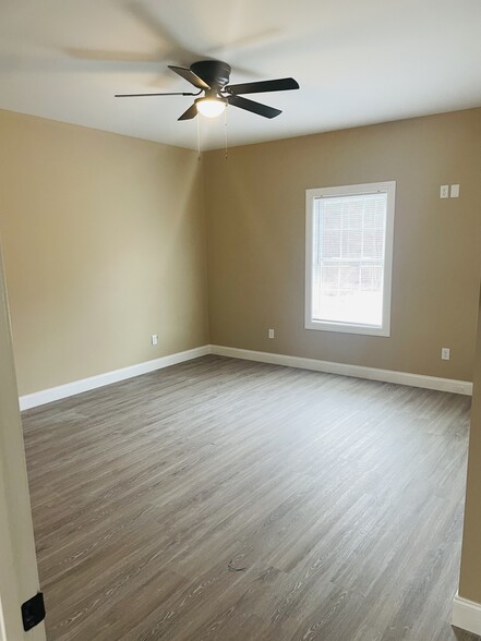 Building Photo - 261 Fairway Dr