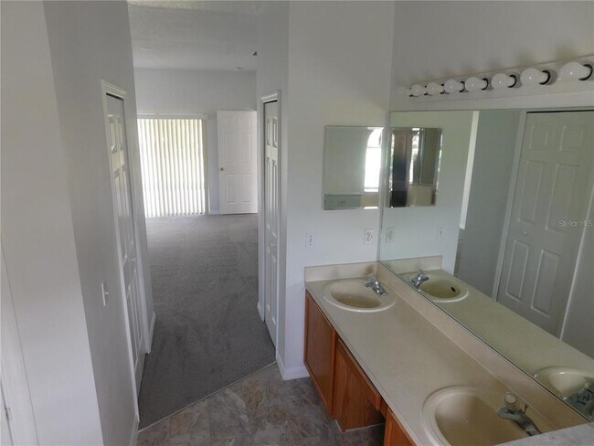 Building Photo - 327 Alegriano Ct