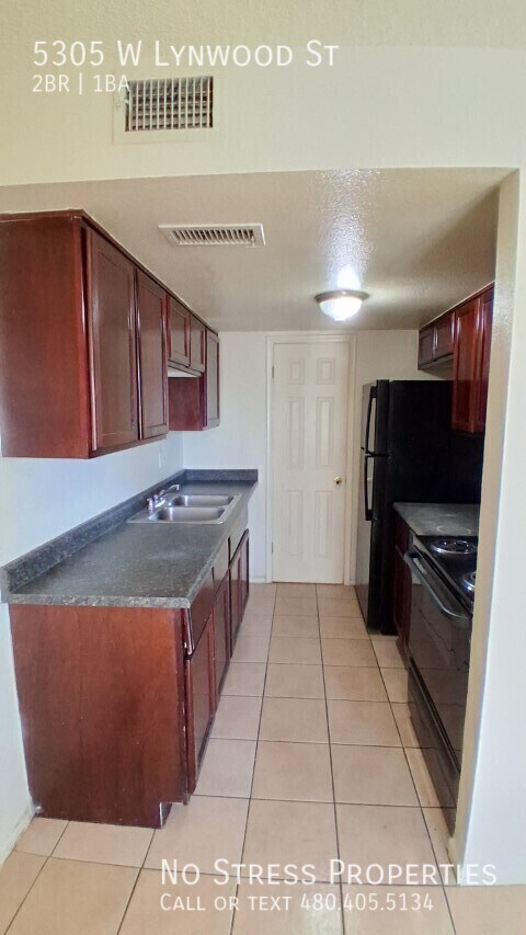 Building Photo - 5305 W Lynwood St