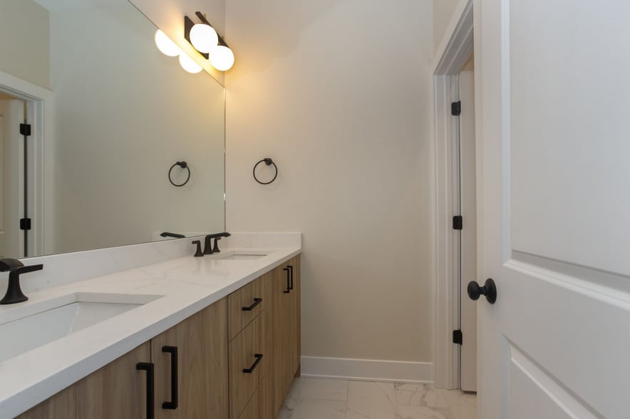 Building Photo - 1405 W Belden Ave