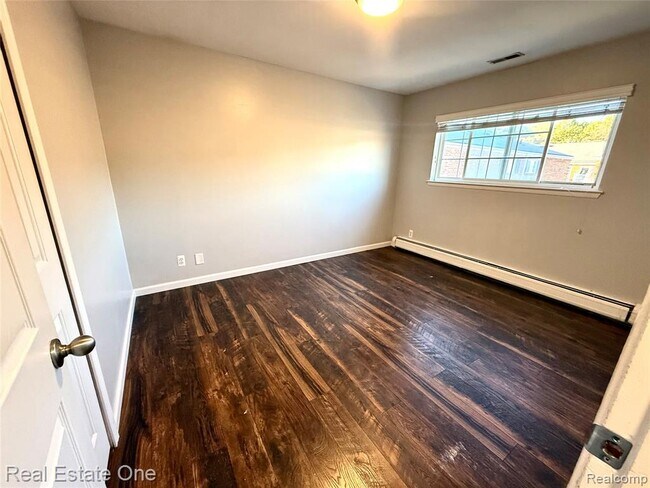 Building Photo - 2445 Torquay Ave