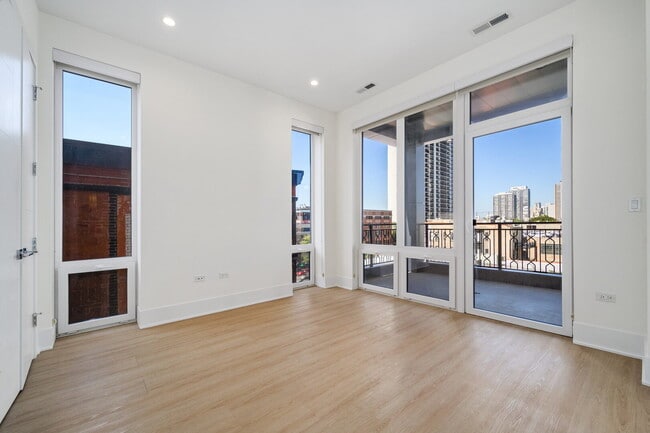 Building Photo - 159 W North Ave