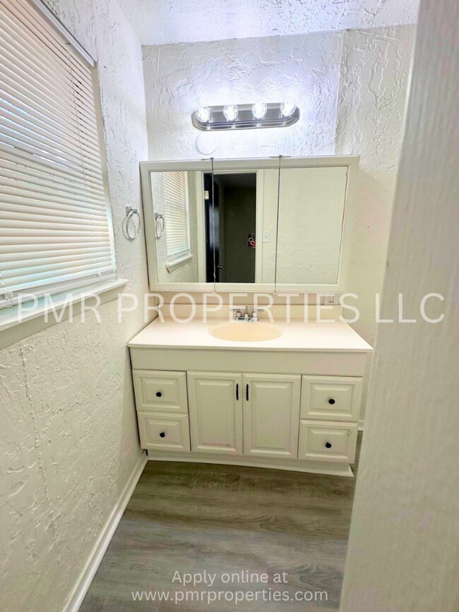 Building Photo - 4 Bed / 1.5 Bathroom House