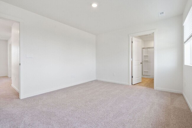 Building Photo - 3 bedroom, 2 1/2 bath home in Tailholt!