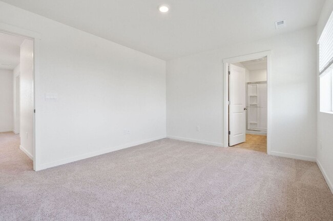 Building Photo - 815 Elias Tarn Dr
