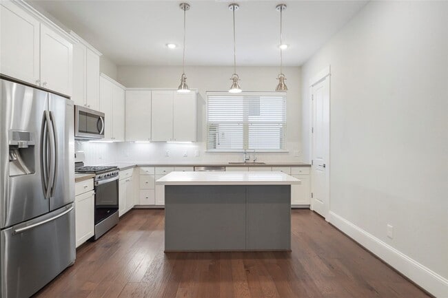 Building Photo - 1268 N Post Oak Rd