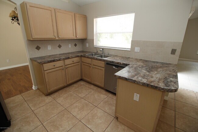 Building Photo - 737 Kempten St NW