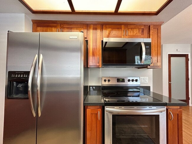 Building Photo - Beautifully Upgraded 2 Bed 2.5 Bath Townhome