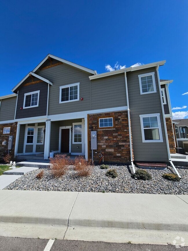 Building Photo - Like new 2Bed, 2.5 Bath with Den/Office To...