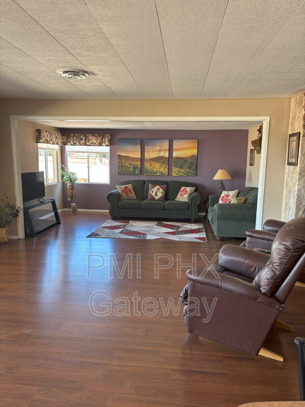Building Photo - 2129 N Rosburg Dr