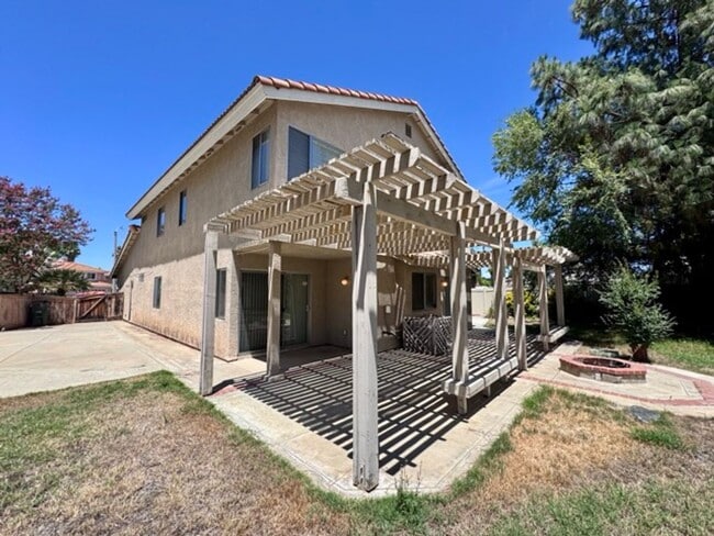 Building Photo - Spacious 4 Bedroom Home with Expansive Bac...