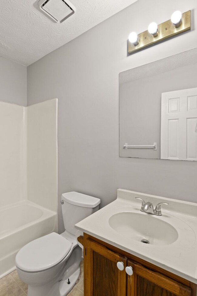 Building Photo - Riverdale  2 bedrooms and 2 baths - One Le...