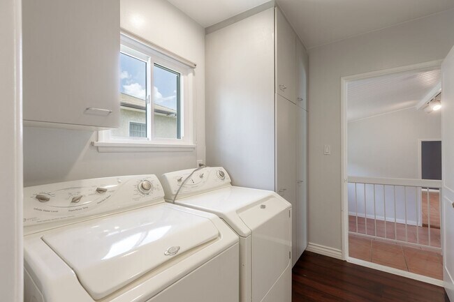 Building Photo - Spacious 5-Bedroom, 3-Bath Home with Pool ...