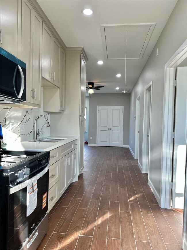 Building Photo - 8321 Coma St