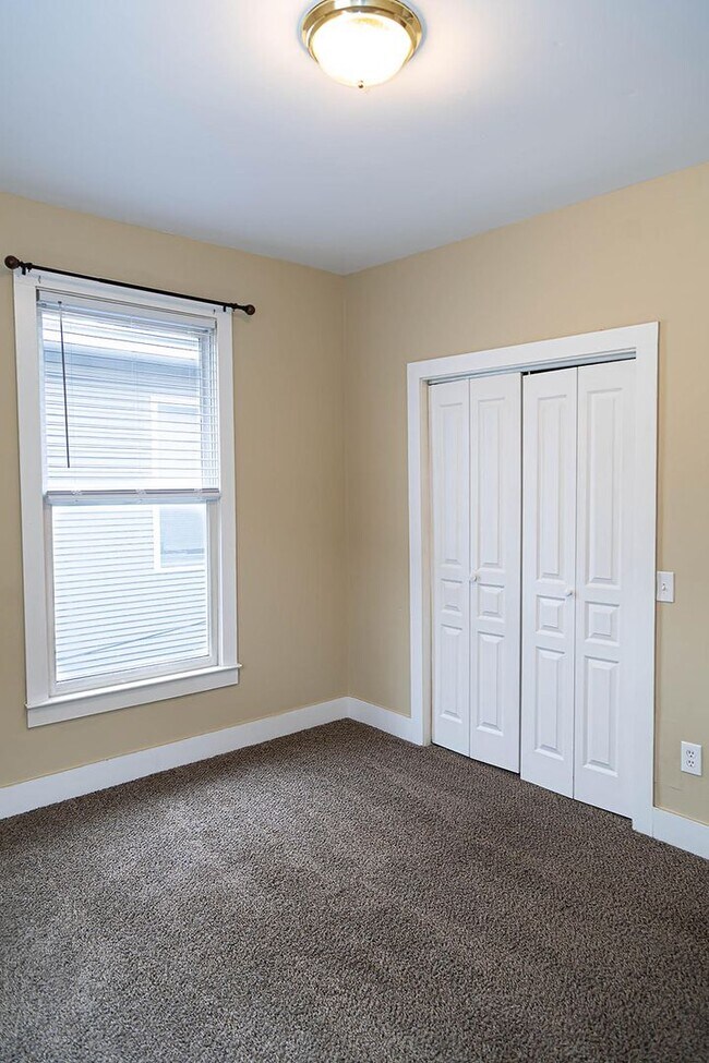 Building Photo - Spacious 2 Bedroom Walkable to Downtown