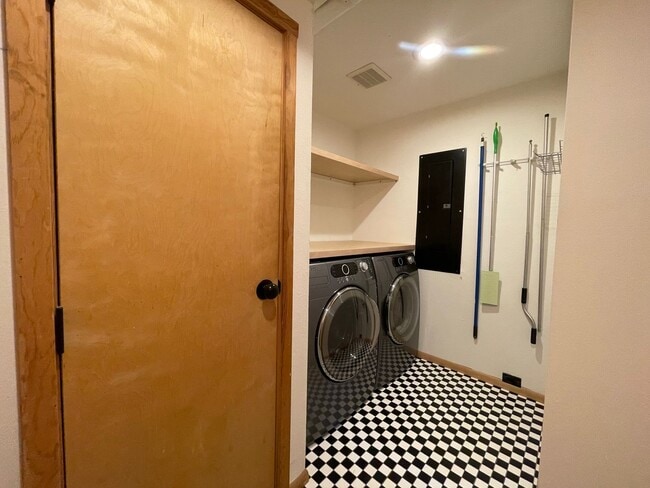 Building Photo - 3600 Cerrillos Rd