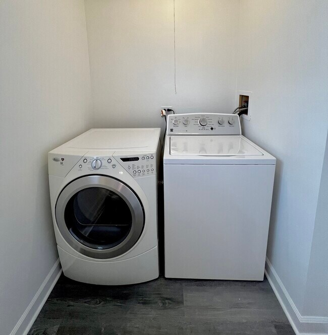 Building Photo - 404 Lauren Ln