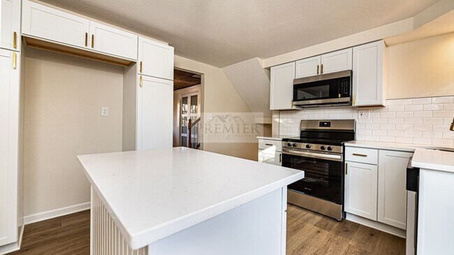 Building Photo - 9841 Melrose Dr
