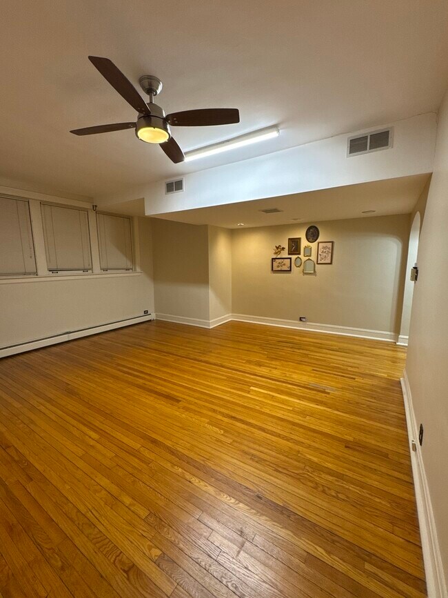 Building Photo - 7450 N Claremont Ave