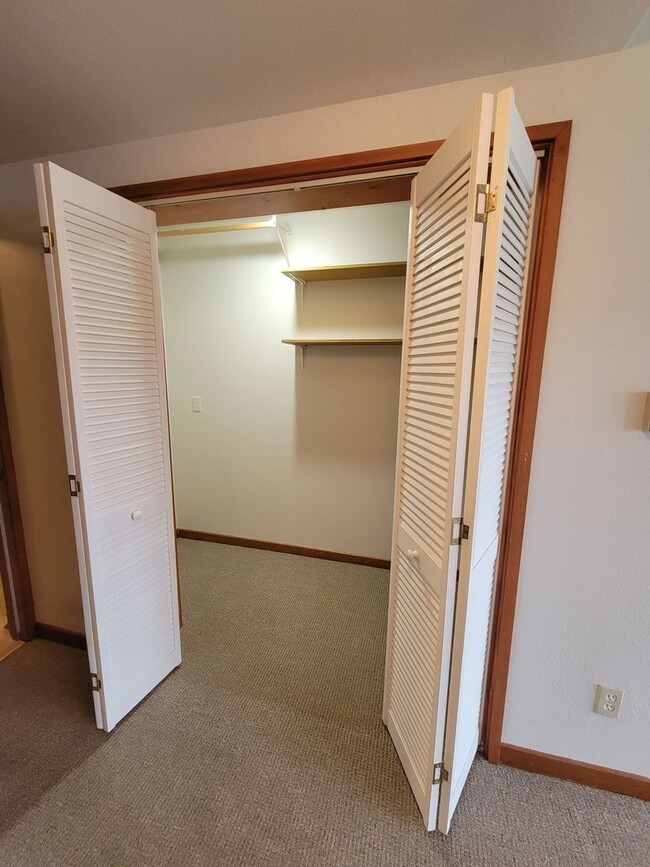 Building Photo - 2BD Condo Located in Charming Neighborhood...