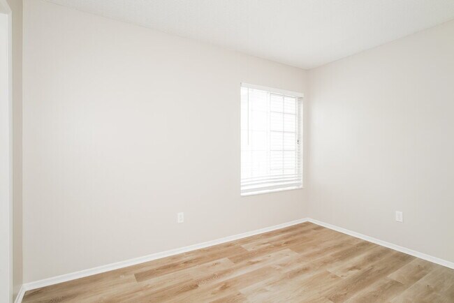 Building Photo - 565 Portland Cir