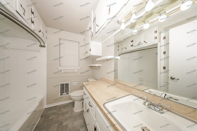 Building Photo - 2205 Harold Ct