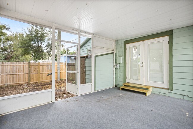 Building Photo - 2 bedroom 1 bath with porch