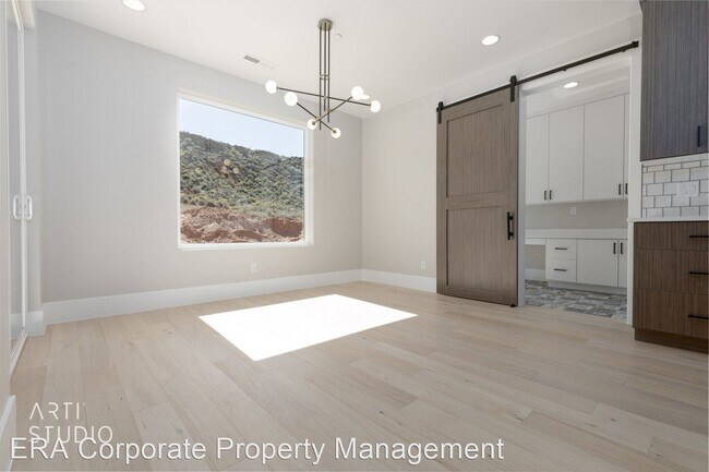 Building Photo - 4 br, 2.5 bath House - E272  385 E. Entrad...