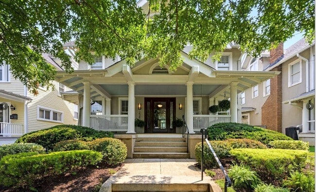 Primary Photo - Sunny, Spacious, & Spectacular