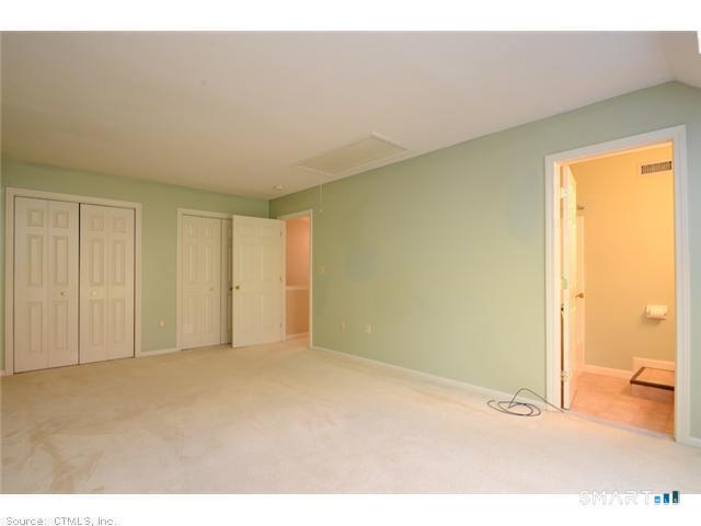 Building Photo - 26 Farmington Meadow Dr
