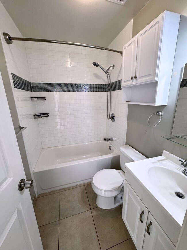 Building Photo - Modern 3 bed / 2 bath Apartment for Rent -...