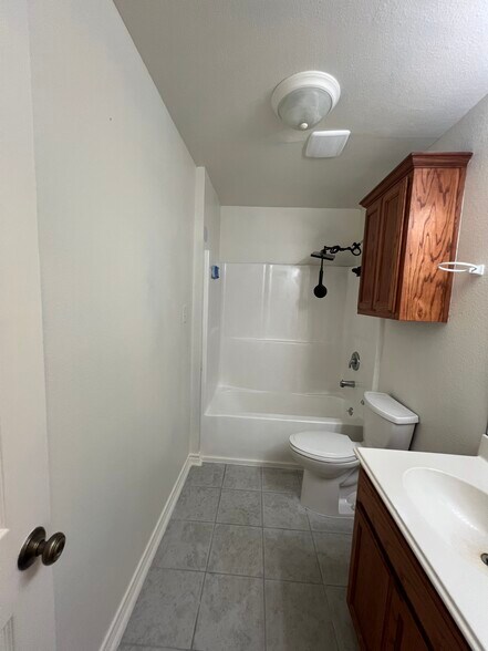 Building Photo - 2706 N Hickory St