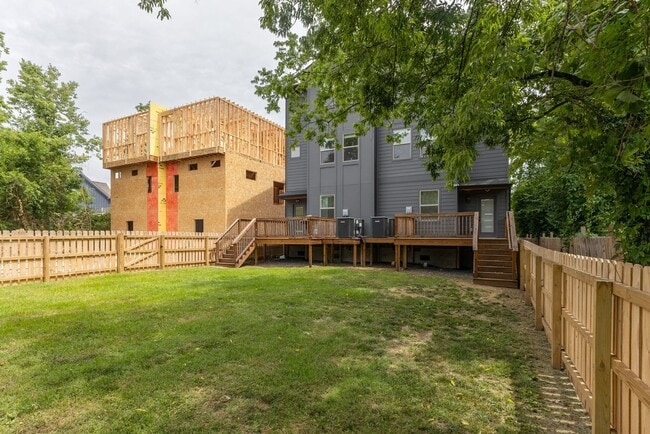 Building Photo - Great modern HPR with garage and view of the river!