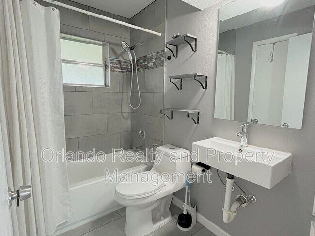 Building Photo - 2611 Pembrook Dr