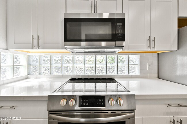Building Photo - 3065 N 67th Ave
