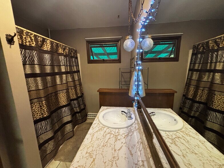 Full bath - 829 W 5th Ave