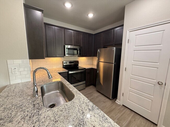 Building Photo - 3bd/2.5ba Two-Story Duplex in Prime Location