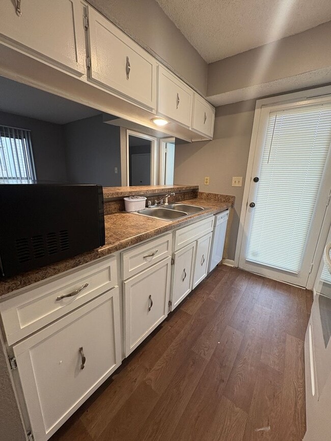 Building Photo - 1/2 First Full Month's Rent! 2BD/2BA Condo in Whispering Oaks.