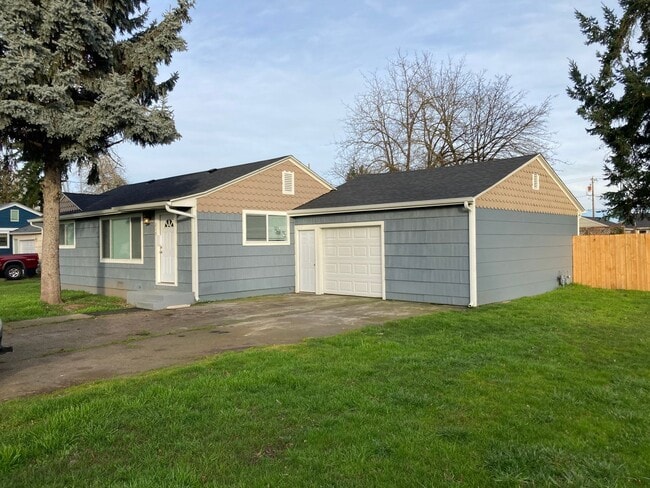 Building Photo - Beautifully updated 2 bedroom, 1 bath hous...