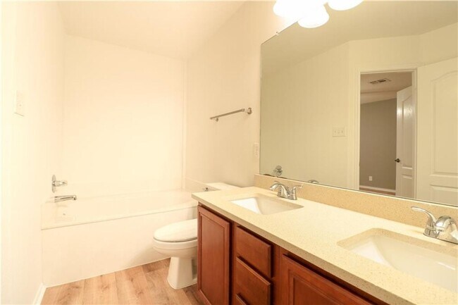 Building Photo - Beautiful 2-Level 3 BR / 2.5 BA Home for R...