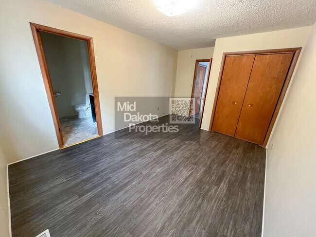 Building Photo - 813 N Sanborn-1 bedroom house with large two car garage