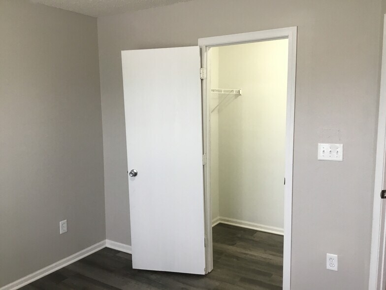Building Photo - 1465 Creekside Dr