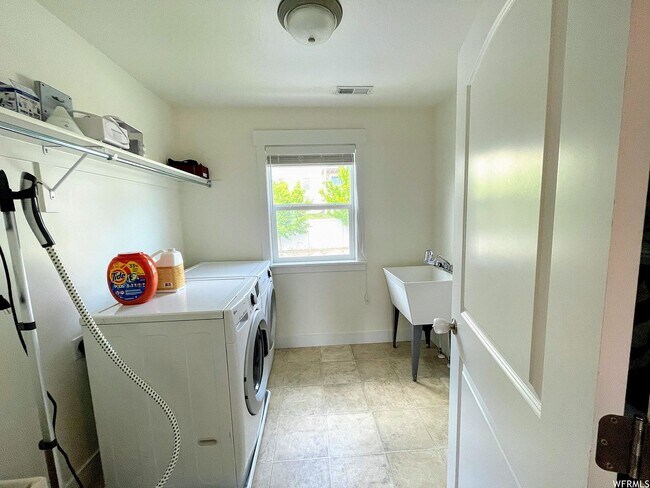 Building Photo - 616 W 4050 N