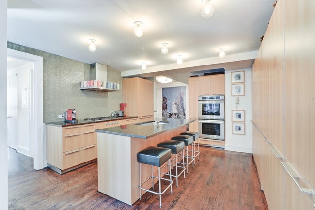 Building Photo - 170 E 77th St