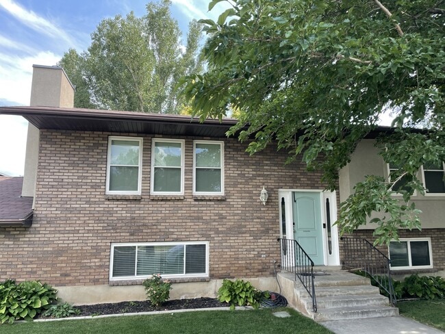 Building Photo - 1011 W 600 S