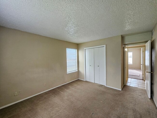 Building Photo - RENT SPECIAL - AVAILABLE NOW!