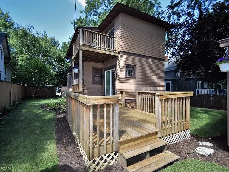 Shared deck - 2055 Temple Ct