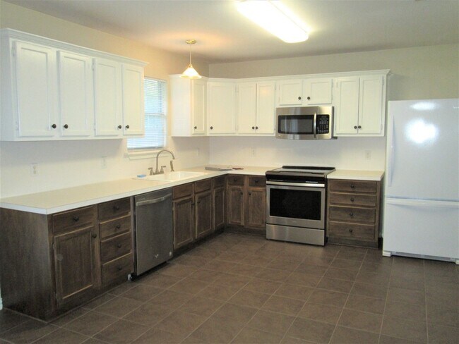 Building Photo - Spacious 3 bedroom 2 bath home in Tyler! Coming soon!