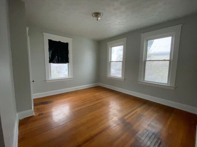 Building Photo - CENTRALLY LOCATED 6 BEDROOM 2 BATH OVER 2200 SQ FT!